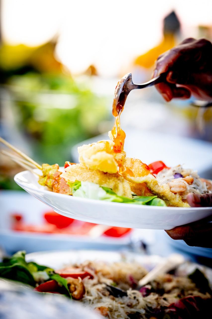 Finishing a plate before serving during MOOOV Lier Mercado (2025)