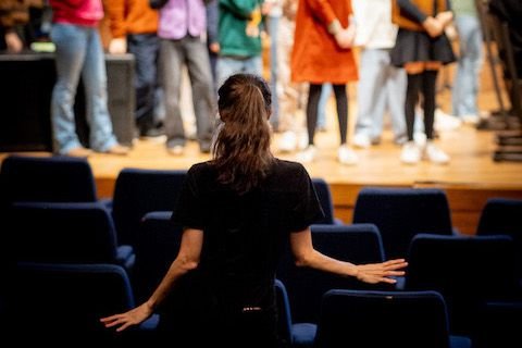 Coaches giving instructions during AMAJ Onder Ons (2024)